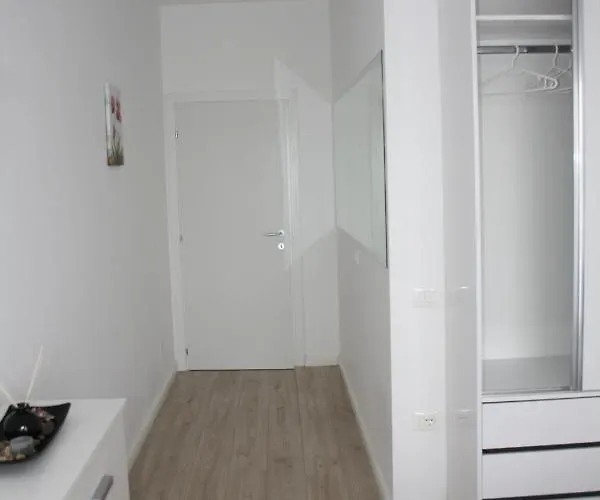 Snajder Apartment, 50m Beach, 2 Bedrooms, 2 Bathrooms, 1living Room, Self Check-in * Durrës